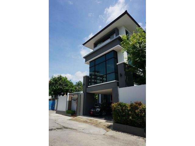 ขายบ้านเดี่ยว 3 ชั้น 97 ตรว. สไตล์โมเดิร์น พร้อมอาคารสำนักงาน รัชดา3