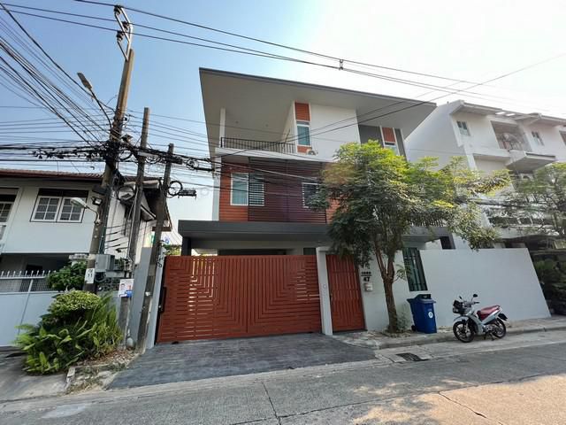 [H326]ว่างให้เช่า บ้านเดี่ยว 3 ชั้น สร้างใหม่ ถนนประชาชื่น บางซื่