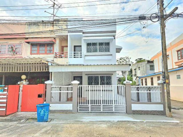ขายบ้าน ทาวน์เฮ้าส์ ห้องมุม รีโนเวทพร้อมอยู่ หมู่บ้านพัชรวิลล์ 2 พุทธมณฑลสาย 4