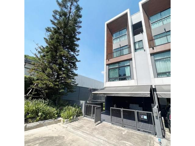 ขายบ้านทาวน์โฮม 3 ชั้นครึ่ง (หลังมุม) 3 ห้องนอน 4 ห้องน้ำ Arden Phattanakarn ซอยพัฒนาการ 20 ตกแต่งภายในสวยงาม ใช้อุปกรณ์