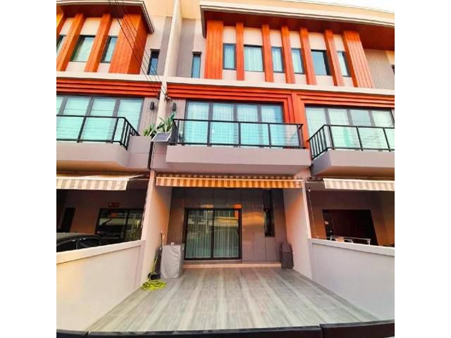 ให้เช่าทาวน์โฮม 3ชั้น หลังใหม่ พร้อมเฟอร์นิเจอร์ ถนนพัฒนาการ
