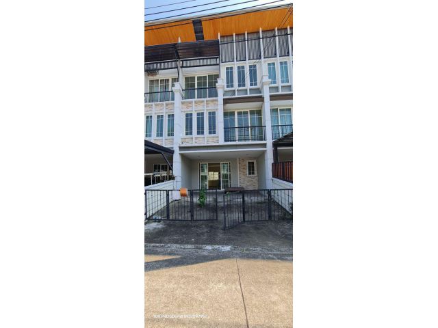 ขายทาวน์เฮ้าส์ 3 ชั้น โกลเด้น ทาวน์ ลาดพร้าว-เกษตรนวมินทร์ ซอยนวมินทร์ 42 เหมาะสำหรับทั้งอยู่อาศัย หรือทำสตูดิโอออฟฟิต