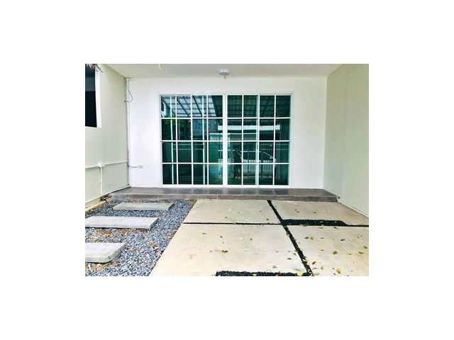 ให้เช่าทาวน์โฮม 3 ชั้น พร้อมเฟอร์นเอจอร์ Renovated ใหม่ม.เสรี ซอยอ่อนนุช 70/1 ใกล้ทางด่วนมอเตอร์เวย์ (ADN744)