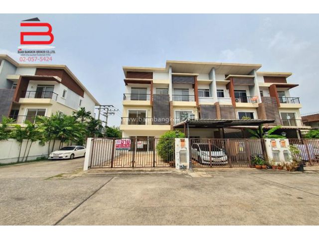 ทาวน์โฮม หมู่บ้านบุณณดา ลาดพร้าว 81 ซอยฐิติพร เนื้อที่ 30.8 ตร.ว ถนนประดิษฐมนูญธรรม เขตวังทองหลาง