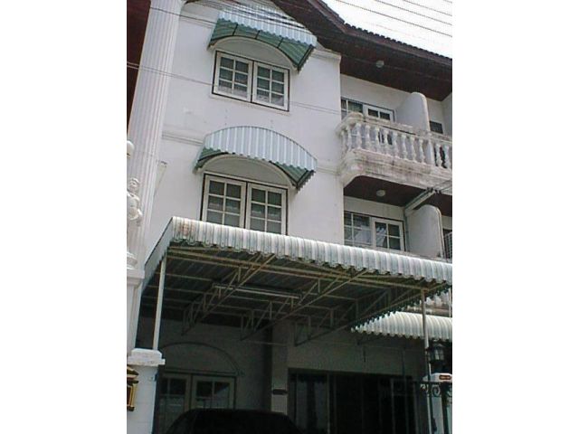ขายและให้เช่าทาวน์เฮาส์ 3 ชั้น หมู่บ้านสะพานลอยฟ้าวิลล่า ถนนพระราม 3 ขนาดที่ดิน 28 ตารางวา