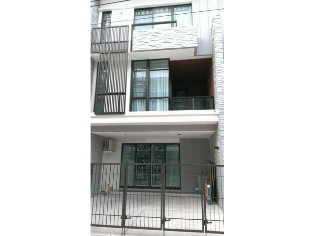 ให้เช่าทาวน์โฮม 3 ชั้น โครงการเพล็ก บางนา