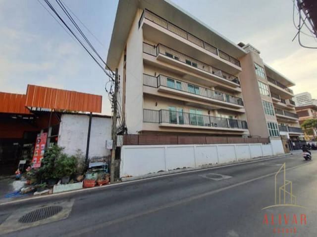 5-storey commercial building for rent in Ekamai area