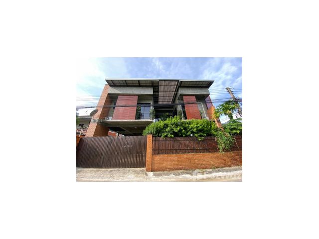 อสังหาริมทรัพย์นี้เป็น บ้านเดี่ยว สำหรับขาย ขนาด 3 ห้องนอน มีพื้นที่ใช้สอย 240 ตรม.