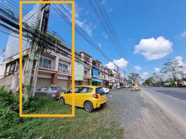 Commercial building for sale next to Mae Jo Road *Sale only 10.5 million baht and half tranfer*