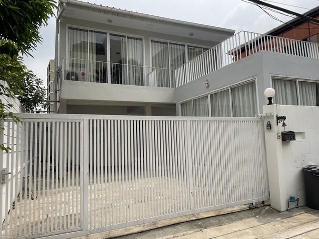 ให้เช่าบ้าน 3 ห้องนอน รีโนเวทใหม่ ย่านสุทธิสาร ใกล้ MRT สุทธิสาร