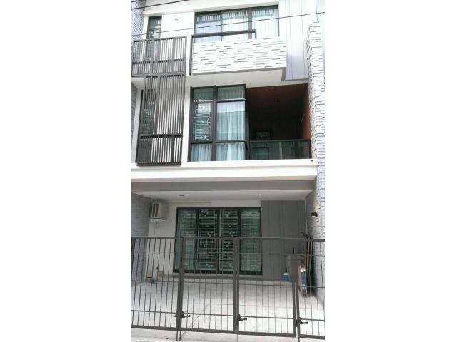 ให้เช่าทาวน์โฮม 3 ชั้น ถนนบางนา-ตราด กม.5 หมู่บ้านPlex บางนา