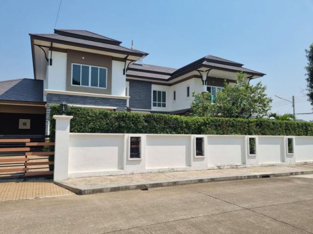 #ขายบ้านหางดง โครงการ Grand Tropicana แสนสราญ เนื้อที่ 169 ตร.ว. ราคา 15 ล้าน (โอนคนละครึ่ง)