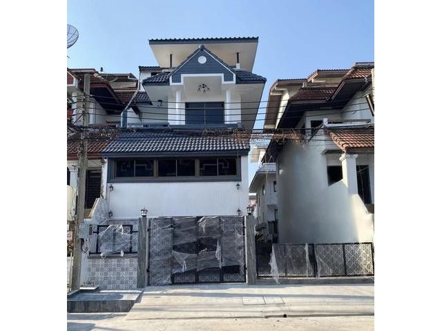 ให้เช่าทาวน์โฮม 4 ชั้น หมู่บ้านรอยัล นครินทร์ วิลล่า ซอยสุภาพงษ์