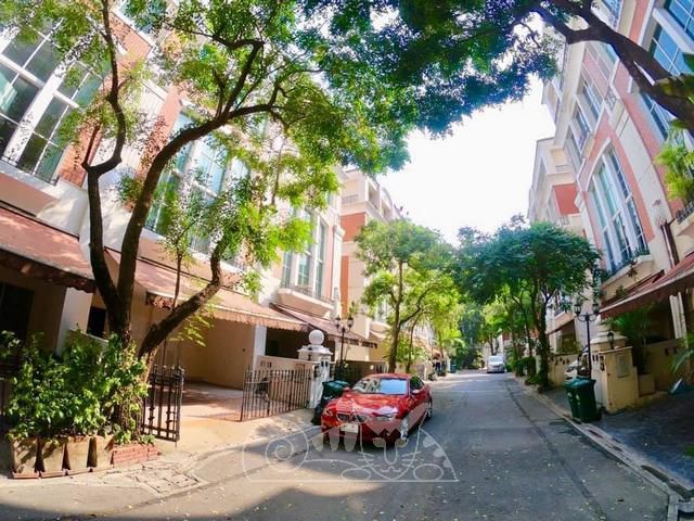 บ้านให้เช่า หมู่บ้านกลางกรุงทองหล่อ  4ชั้น 4ห้องนอน 6ห้องนํ้า