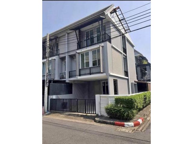 ขายทาวน์โฮม 3 ชั้น หมู่บ้านอารียาเดลี่ ลาดปลาเค้า หลังมุม ใกล้ ม.