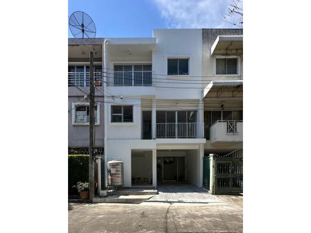 ให้เช่าทาวน์โฮม HomeOffice 2 ชั้นครึ่ง 20 ตร.วา บ้านเปล่า Private Villa ซอยนวมินทร์ 135 ใกล้ตลาดปัฐวิกรณ์ (ADT861)