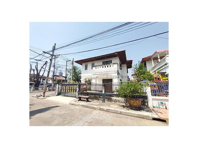 ขายบ้านเดี่ยว 2 ชั้น เนื้อที่ 56.9 ตรว. หลังมุม ม.บ้านณัฐนันท์ 2 ซอยวัดเวฬุวนาราม 34 ถนนสรงประภา ใกล้ทางด่วน สนามบิน