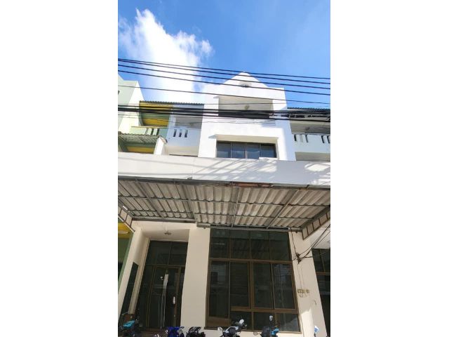 ให้เช่าโฮมออฟฟิศ 3.5 ชั้น ซอยทาวน์อินทาวน์ 18  ใกล้เลียบด่วนรามอ
