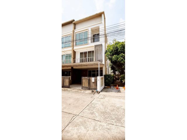 บ้านให้เช่า ทาวน์โฮม  หลังริม ลาดพร้าว 21  200 เมตร ถึง MRT ลาดพร