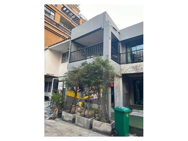 ให้เช่าทาวน์เฮ้าส์ 2 ชั้น แต่งสวยเหมาะทำ Office คลินิก ซอยสุขุมวิท 30 ย่านทองหล่อ ใกล้ BTS พร้อมพงษ์ (ADT895)