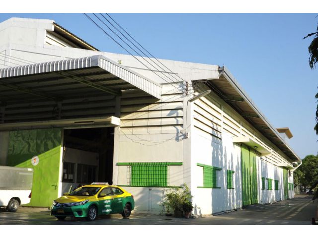 ให้เช่าโกดัง คลังสินค้า 750 ตร.ม. พร้อมสำนักงาน ติดถนนลาดกระบัง ใกล้สนามบินสุวรรณภูมิ (ADT903)