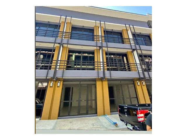 ให้เช่าและขายทาวน์โฮม3ชั้น  ซอยราชวิถี21 เชิงสะพานกรุงธน บางพลัด