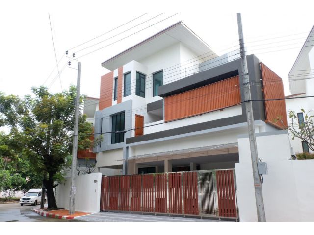 ขายบ้านเดี่ยว กฤษดานคร บางนา กม 6  มีสระว่ายน้ำในตัว และชั้นใต้ดิ