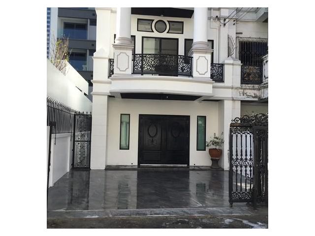 ขายทาวน์โฮม 4 ชั้นหลังมุม Renovated ใหม่ ทำเลดีใจกลางเมือง ซอยสุขุมวิท 27 ใกล้ BTS อโศก (ADT941)