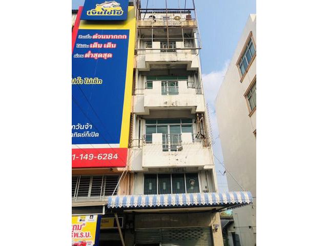 ตึกแถวติดถนนวงศ์สว่าง ระหว่างซอย 19-21 ห้องมุม สูง 4.5 ชั้น +ดาดฟ