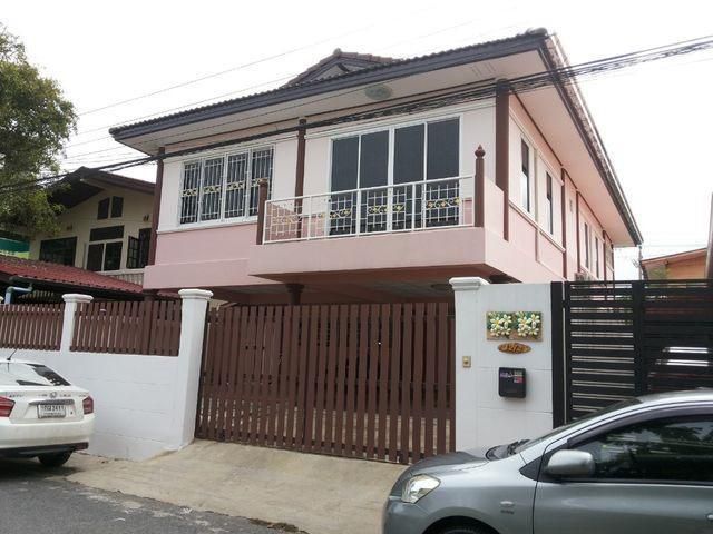 U1229 ให้เช่าบ้านเดี่ยว 2 ชั้น ซอยลาดปลาเค้า 72 แยก 2 เข้าไปในซอยประมาณ 100 เมตรถึงบ้าน บ้านทำเลดี ใกล้ถนนเลียบทางด่วน ใ