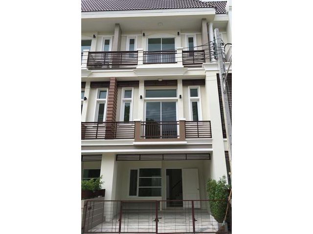 ให้เช่าทาวน์โฮม 3 ชั้น โครงการพรีเมียมเพลส 9 ซอยสุคนธสวัสดิ์ 27