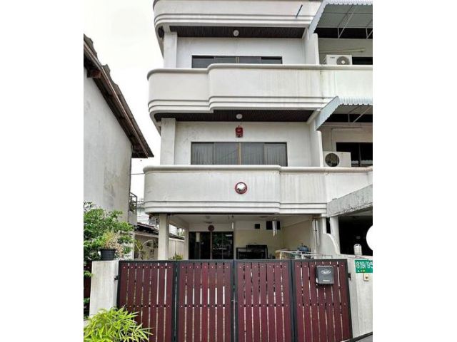 ขายทาวน์โฮม 3ชั้นเล่นระดับ  หมู่บ้านปริยานนท์ สาธุประดิษฐ์57