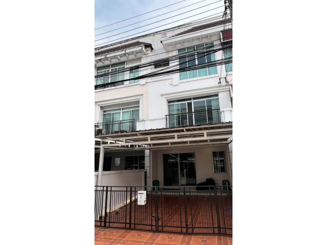 ให้เช่าทาวน์โฮม 3ชั้น เนื้อที่ 22 ตารางวา  3 ห้องนอน 3 ห้องน้ำ  บ้านกลางเมือง พระราม9-วงแหวน ถนนกรุงเทพกรีฑา