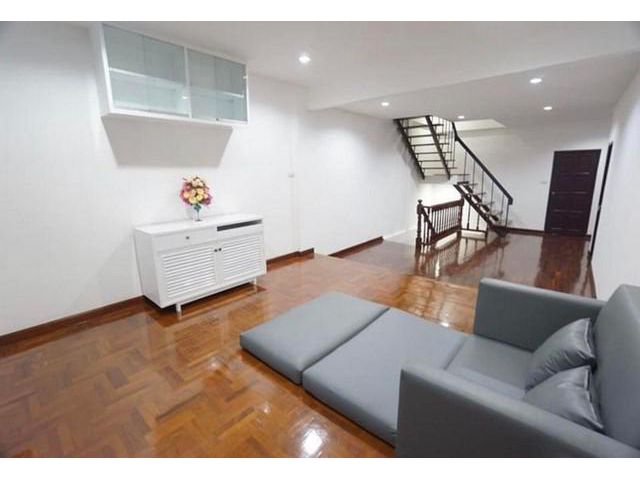 ให้เช่าทาวน์โฮม 3ชั้น หมู่บ้านอยู่เจริญ ถนนรัชดาภิเษกซอย3