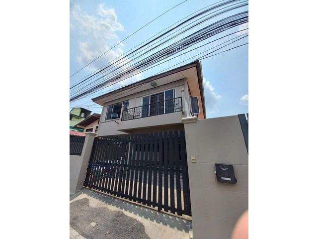 PF04 ให้เช่า บ้านเดี่ยว 2 ชั้น ซอยลาดปลาเค้า 72 ลาดปลาเค้า เพิ่งทาสีใหม่ทั้งหลัง บ้านอายุ 10 ปี หันหน้าทางทิศตะวันออกเฉี