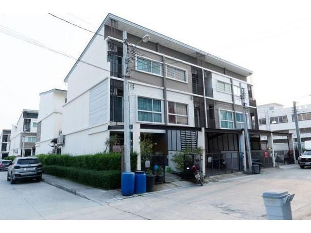 ให้แจ้งรหัส BS04-007 ทาวน์โฮม พาทิโอ บางนา-วงแหวน