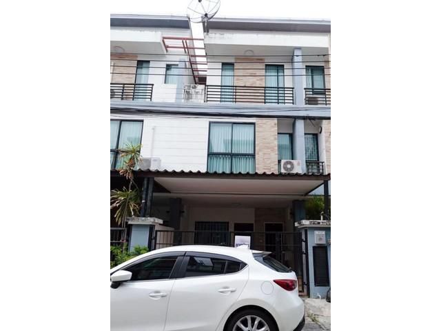 PF04 ขาย ทาวน์โฮม 3 ชั้น หมู่บ้าน เมอริทเพลส เฟส 3 Merit Place ลาดพร้าว 87 /10 เดินทางสะดวกใกล้เซ็นทรัลอีสวิลล์ ทะลุลาดพ