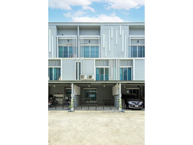 ขายทาวน์โฮม 3 ชั้น สไตล์โมเดิร์น โครงการพาทิโอ PATIO พระราม 2 (ซอยวัดยายร่ม) ตกแต่งพร้อมอยู่ (ใช้ไม้แท้ทั้งหลัง/ได้ทุกอย
