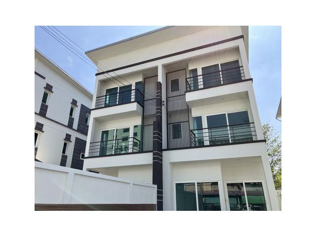 ขายด่วน! ทาวน์โฮม/โฮมออฟฟิศ ใหม่ใกล้โรงเรียนสตรีวิทยา 2