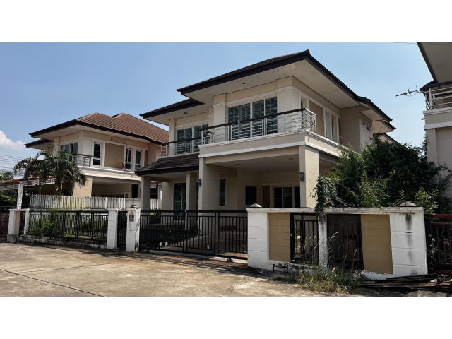 ขายบ้านเดี่ยว 2 ชั้น หลังใหญ่  มี 4 ห้องนอน 3 ห้องน้ำ และมีห้องแม่บ้าน 1 ห้องนอน 1 ห้องน้ำ