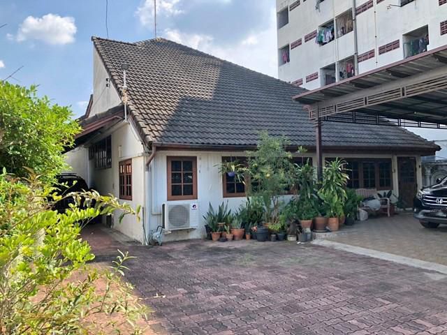 ให้เช่าบ้านพร้อมที่ดิน 104 ตรว. ซอยโชคชัย4 ใกล้ตำหนักเจ้าแม่กวนอิ