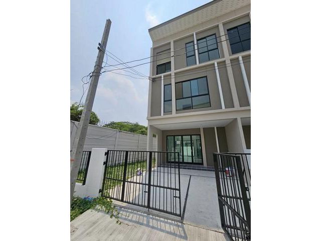 ให้เช่าทาวน์โฮม3ชั้นย่านกรุงเทพกรีฑา ศรีนครินทร์ หลังมุม