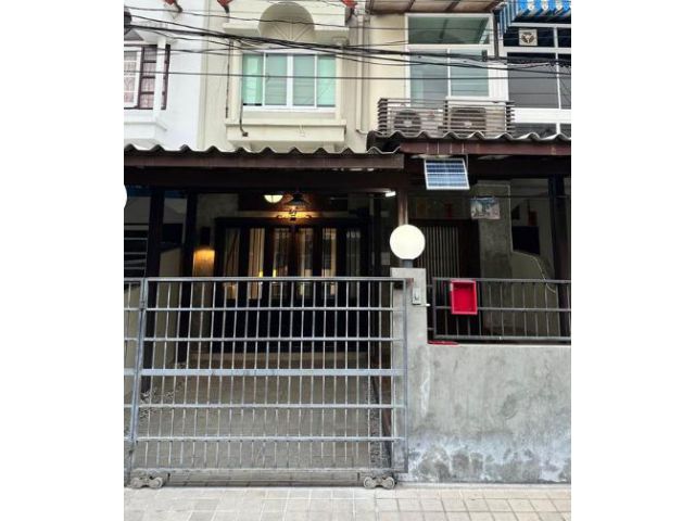 ขายทาวน์โฮม2 ชั้น ถนนเอกชัย10/1  บางขุนเทียน มี 2 ห้องนอน 2ห้องน้