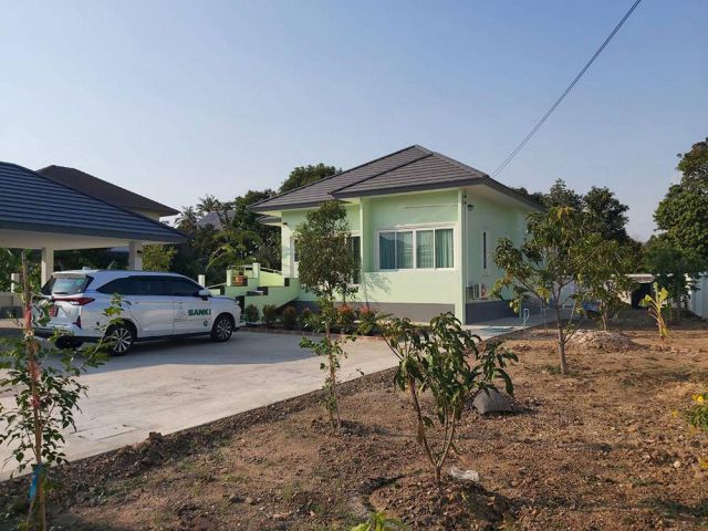 ขายหรือเช่า บ้านสวนไทรม้า ขนาด 200 ตรว. บ้านใหม่ ไม่เคยอยู่ สนใจโทร 081 259 1385