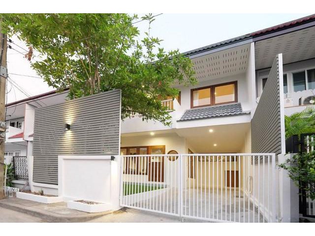 ให้เช่าทาวน์เฮ้าส์ 2 ชั้น 3 นอน ซอยปรีดีพนมยงค์ 42 แต่งสวยสไตล์มิ