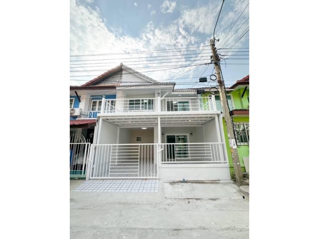 ทาวน์เฮาส์ 2 ชั้น   ปรับปรุงใหม่ทั้งหลัง  มีเทอเรสด้านหน้า หมู่บ้านพฤกษา​3