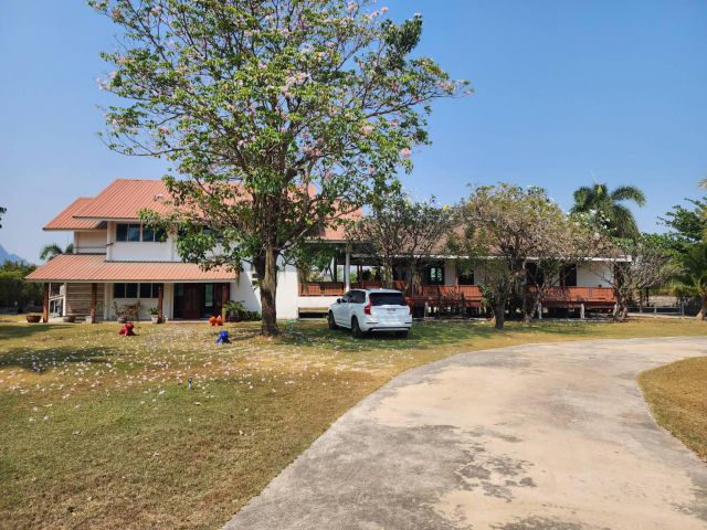 ขายที่ดินพร้อม บ้านตากอากาศ 8ไร่ ชะอำ