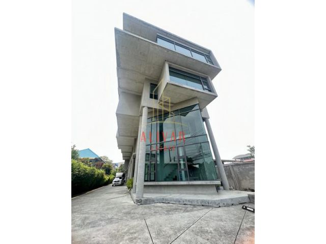 4-storey home office building for rent with roof deck, On Nut are