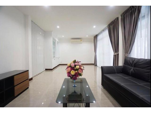 For Rent Town Home ให้เช่าทาวน์โฮม3ชั้น หมู่บ้านอยู่เจริญรัชดาภิเษกซอย3 ใกล้MRTพระราม9