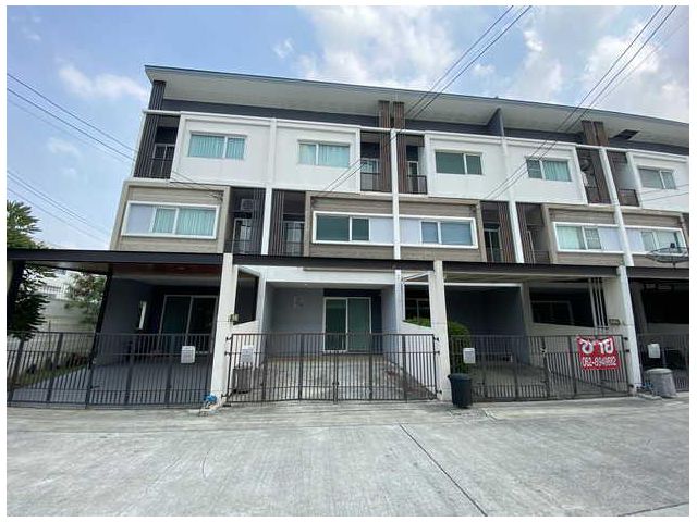 ขายทาวน์โฮม 3 ชั้น หมู่บ้านพาทิโอ บางนา-วงแหวน พร้อมฟอร์นิเจอร์